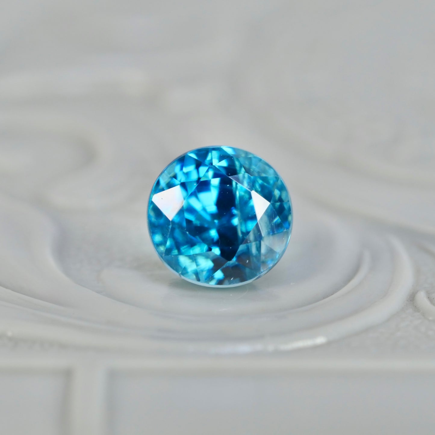 ブルージルコン 1.45ct ラウンドカット 4.6mm×4.6mm×2.9mm【MJ2819】