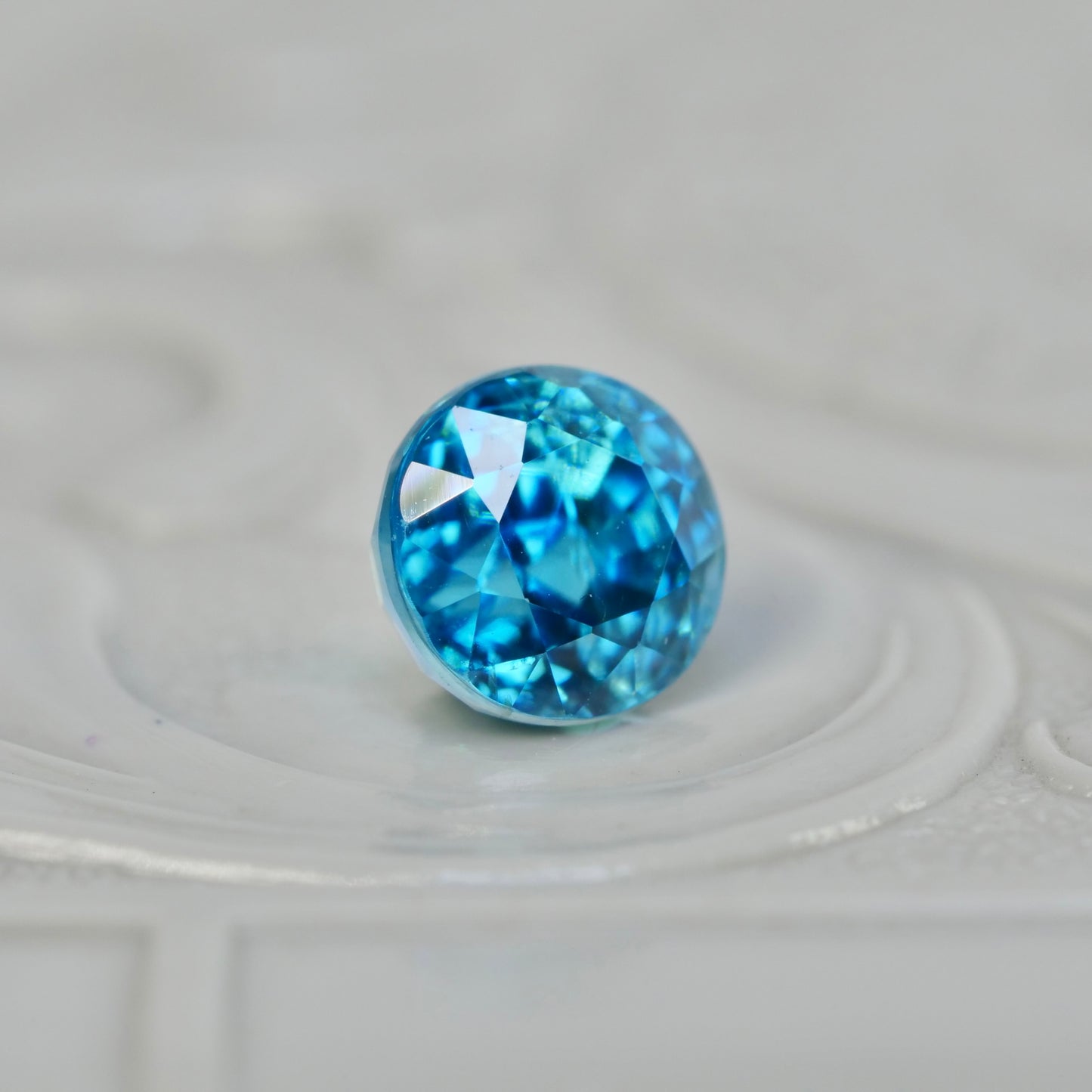 ブルージルコン 1.45ct ラウンドカット 4.6mm×4.6mm×2.9mm【MJ2819】