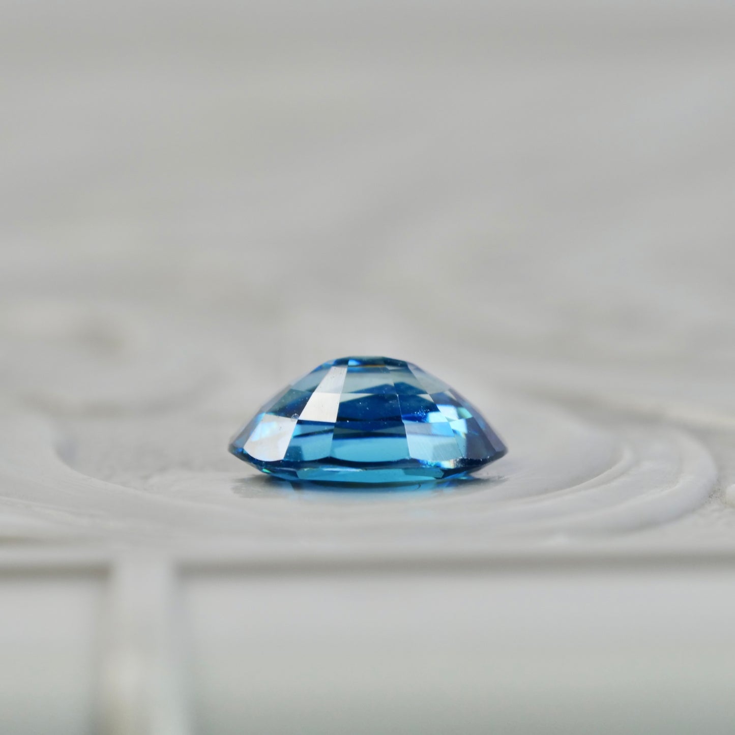 ブルージルコン 0.59ct オーバルカット 4.6mm×4.6mm×2.9mm【MJ2820】