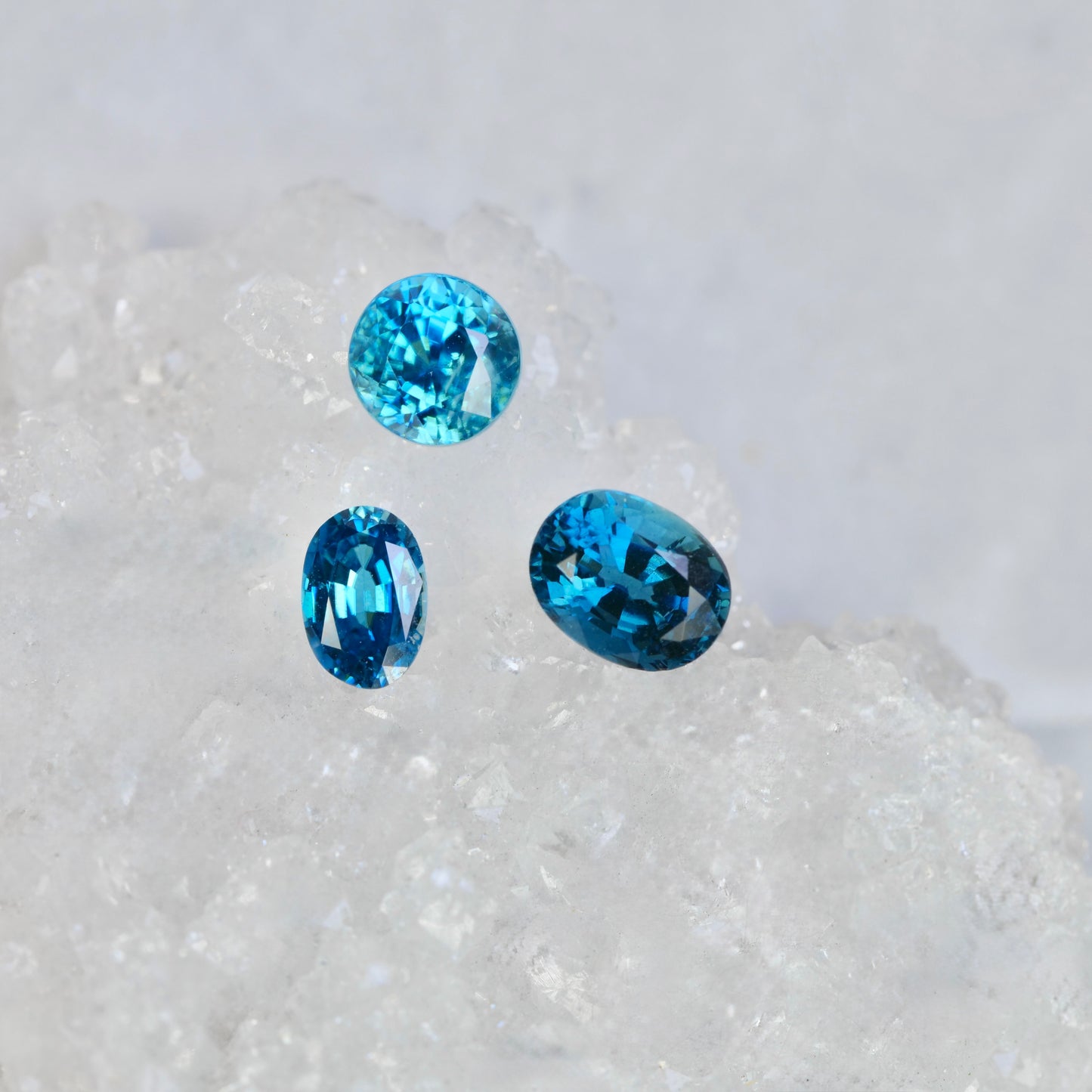 ブルージルコン 1.45ct ラウンドカット 4.6mm×4.6mm×2.9mm【MJ2819】