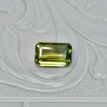 バイカラートルマリン 0.84ct レクタングルカット 7.1mm×4.7mm×2.7mm【MJ2823】