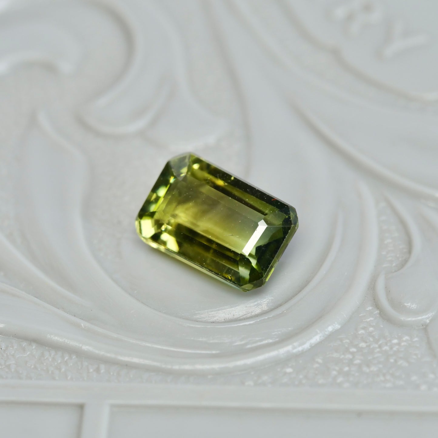 バイカラートルマリン 0.84ct レクタングルカット 7.1mm×4.7mm×2.7mm【MJ2823】
