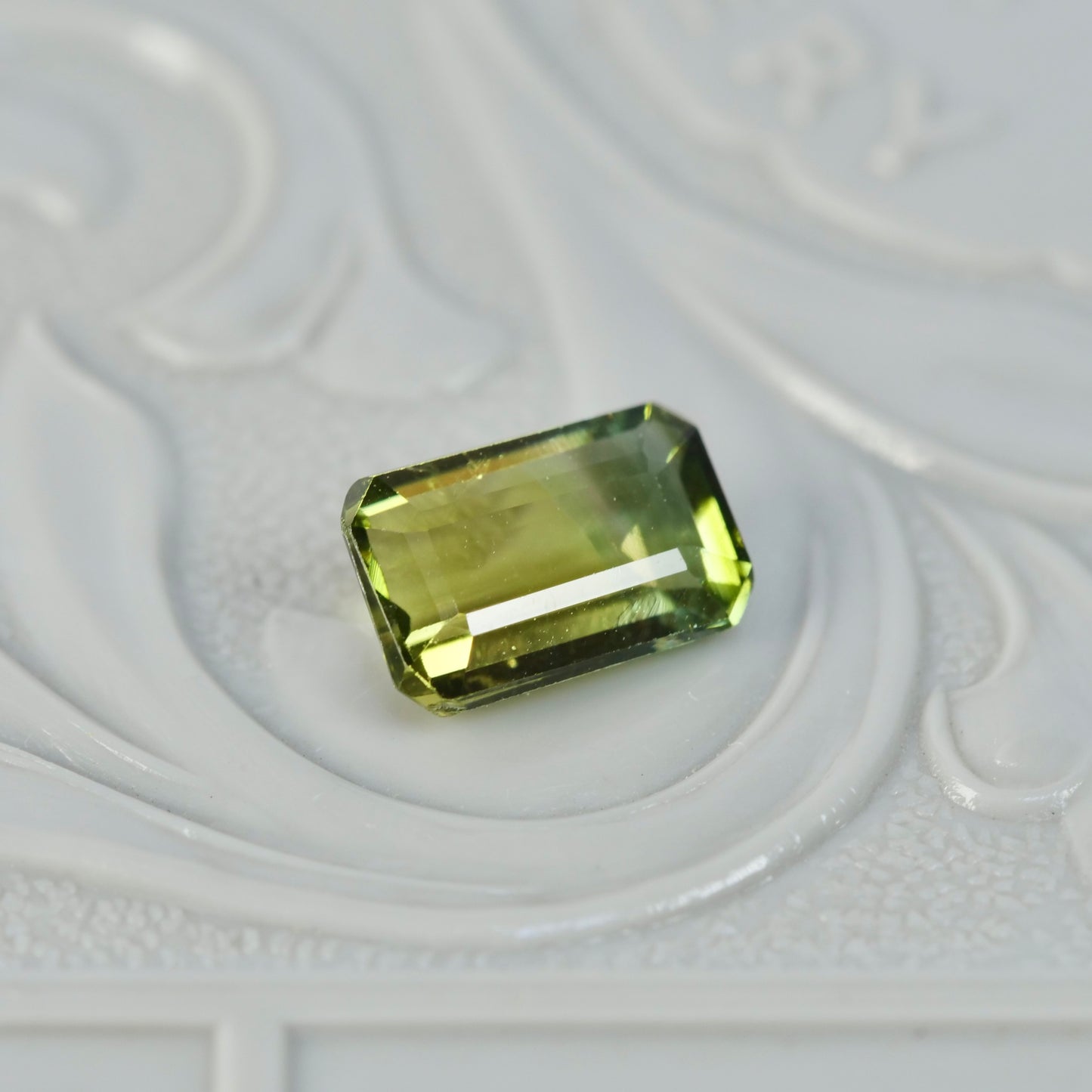バイカラートルマリン 0.84ct レクタングルカット 7.1mm×4.7mm×2.7mm【MJ2823】