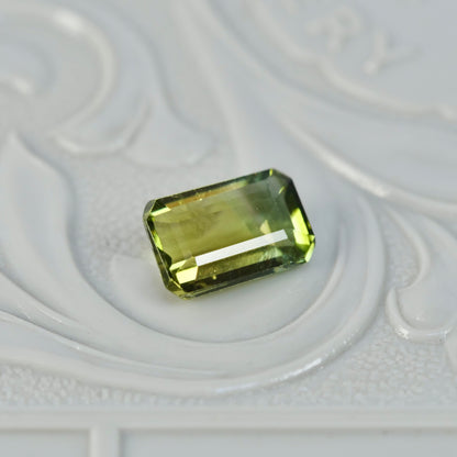 バイカラートルマリン 0.84ct レクタングルカット 7.1mm×4.7mm×2.7mm【MJ2823】