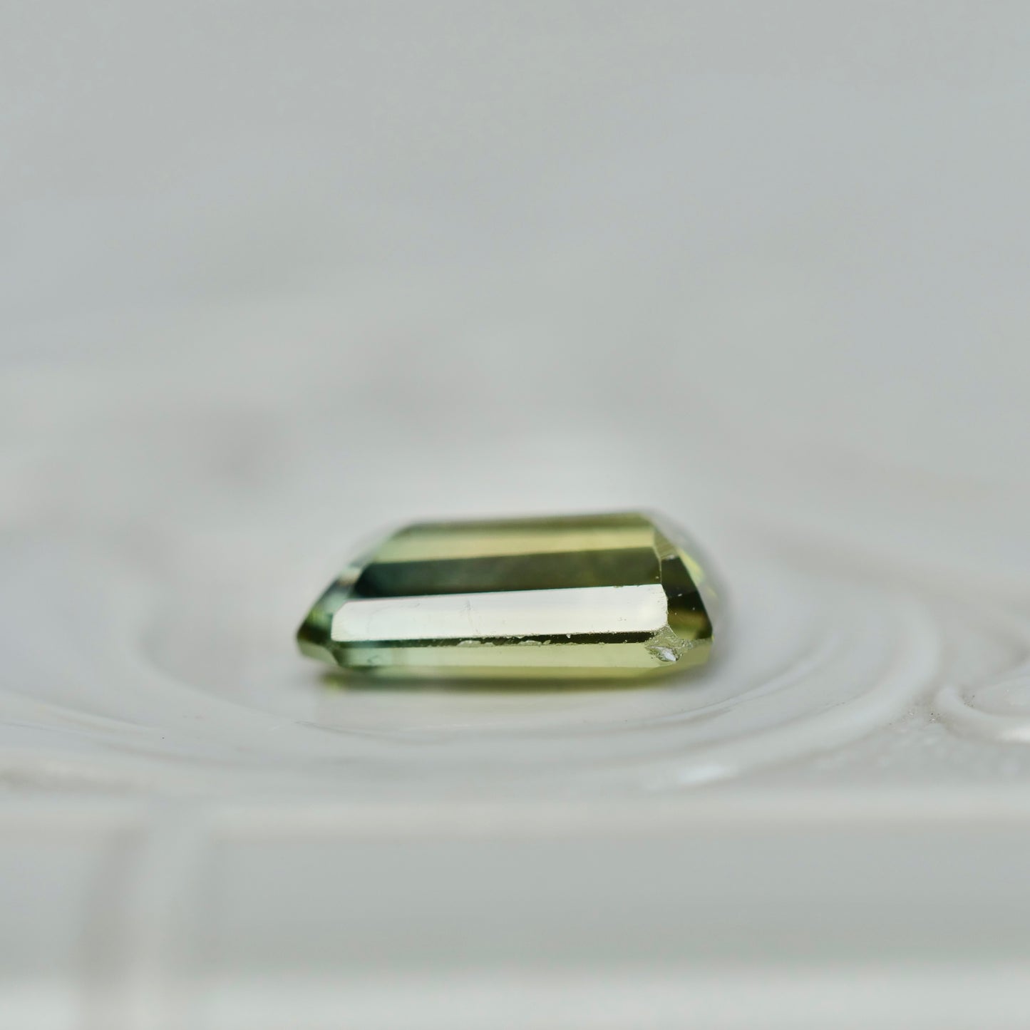 バイカラートルマリン 0.84ct レクタングルカット 7.1mm×4.7mm×2.7mm【MJ2823】