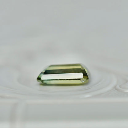 バイカラートルマリン 0.84ct レクタングルカット 7.1mm×4.7mm×2.7mm【MJ2823】