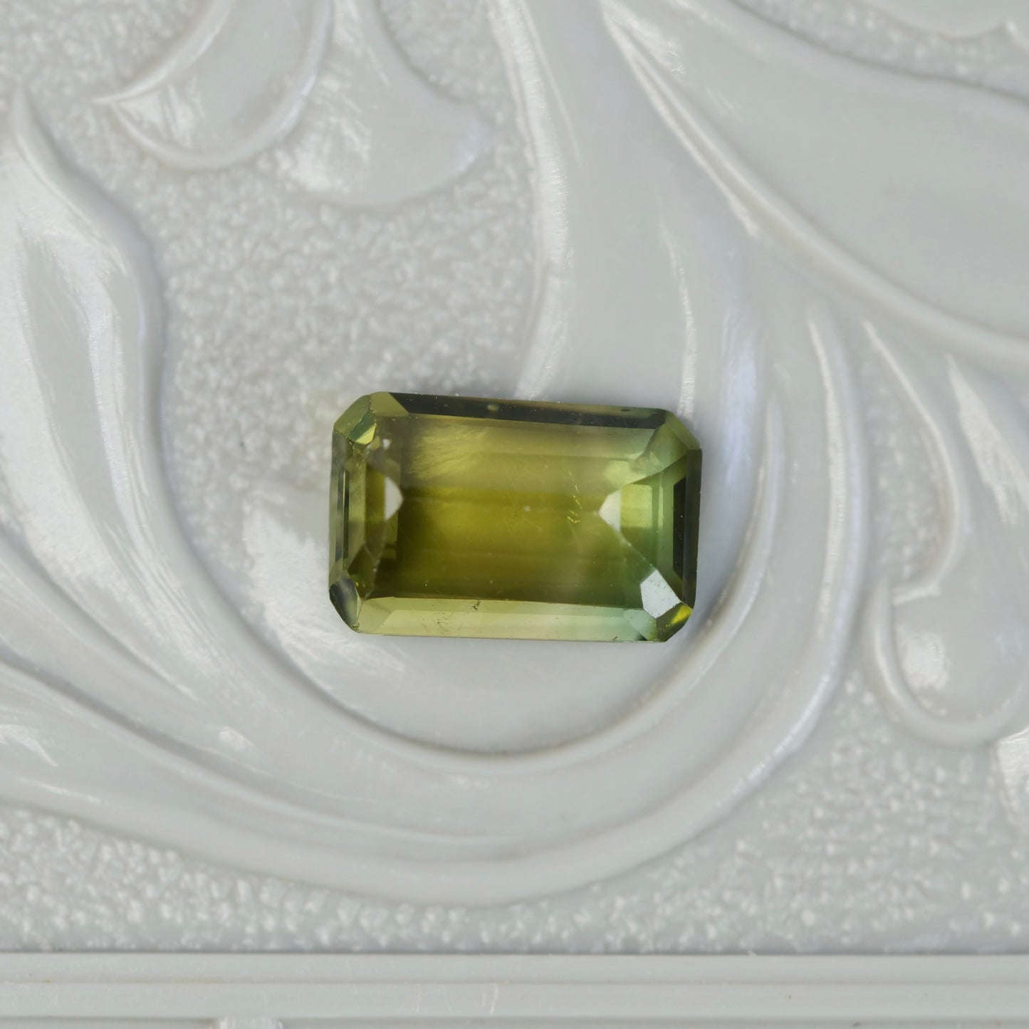バイカラートルマリン 0.84ct レクタングルカット 7.1mm×4.7mm×2.7mm【MJ2823】