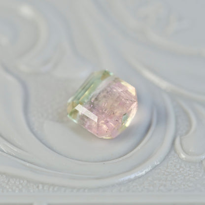 バイカラートルマリン 1.03ct エメラルドカット 5.5mm×5.4mm×3.4mm【MJ2825】