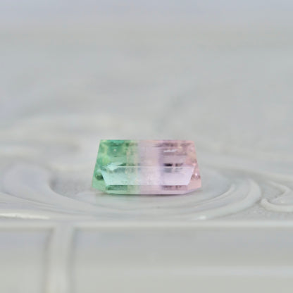 バイカラートルマリン 1.10ct エメラルドカット 7.1mm×5.1mm×3.3mm【MJ2827】