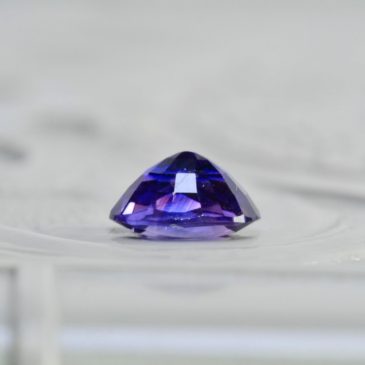 バイカラーサファイア 0.46ct オーバルカット 4.9mm×3.9mm×2.7mm【MJ2547】