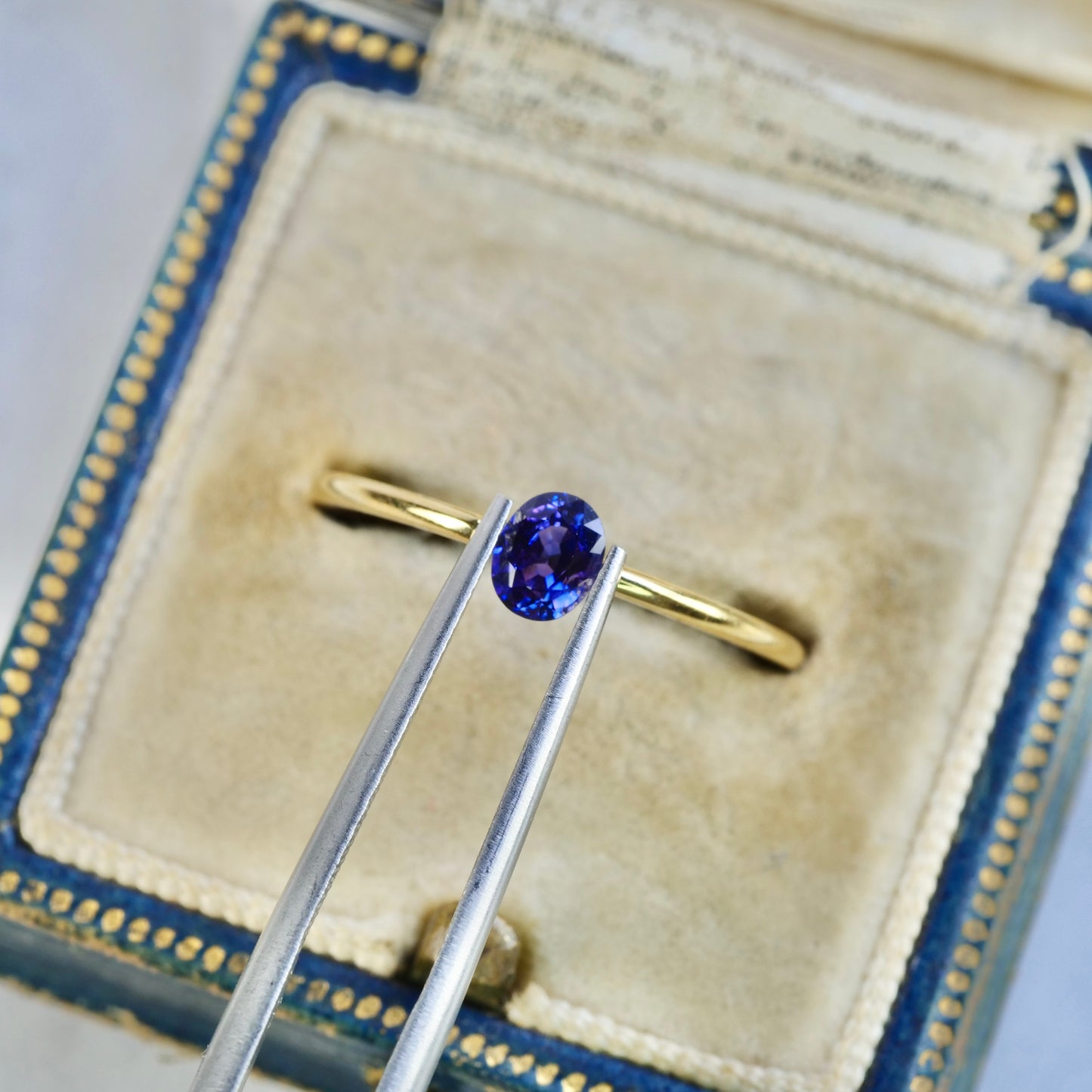 バイカラーサファイア 0.46ct オーバルカット 4.9mm×3.9mm×2.7mm【MJ2547】