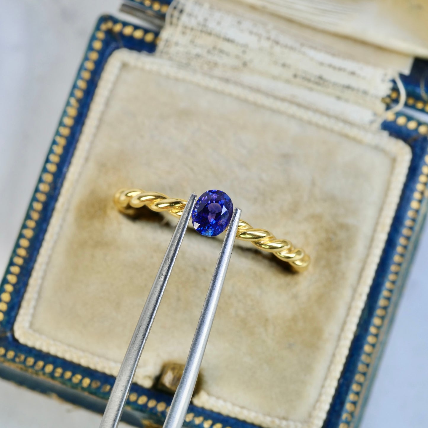 バイカラーサファイア 0.46ct オーバルカット 4.9mm×3.9mm×2.7mm【MJ2547】