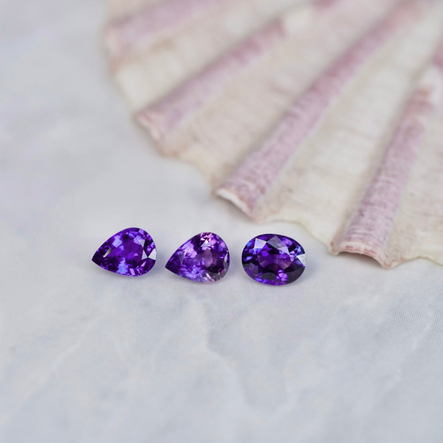 バイカラーサファイア 0.33ct ペアシェイプカット 5.0mm×3.6mm×2.2mm【MJ2545】