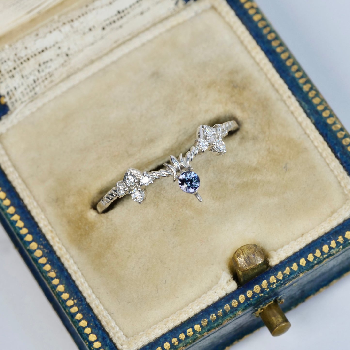 【期間・数量限定特別価格】ベキリーブルーガーネット ラウンドカット 約2.4~2.5mm 【MJ2850】