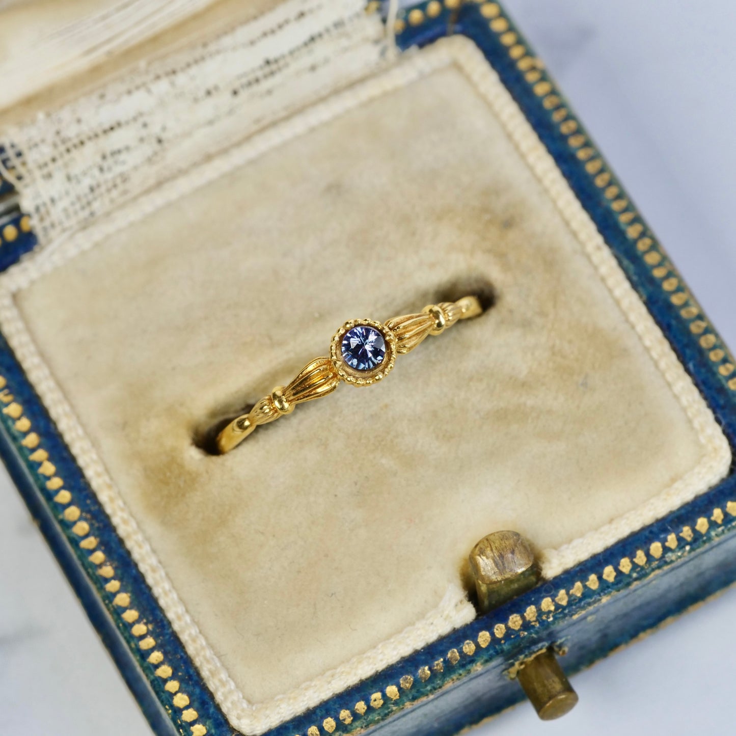 【期間・数量限定特別価格】ベキリーブルーガーネット ラウンドカット 約2.4~2.5mm 【MJ2850】