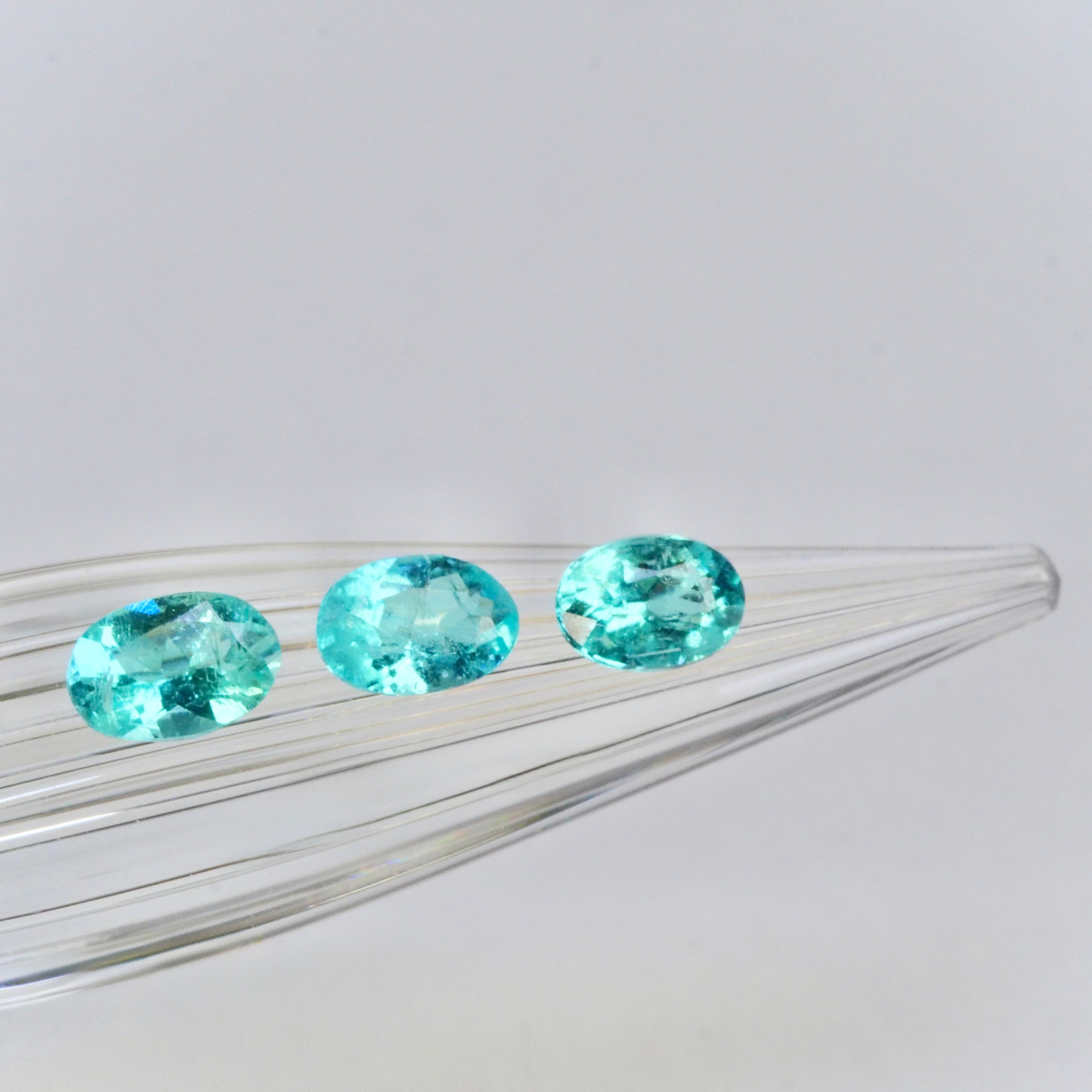 パライバトルマリン 0.06ct オーバルカット 3.1mm×2.1mm×1.4mm