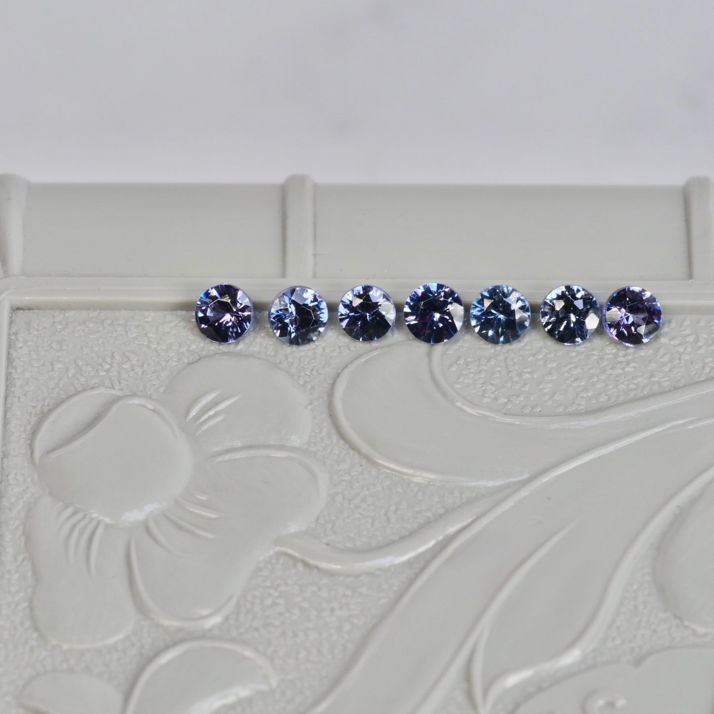 【期間・数量限定特別価格】ベキリーブルーガーネット ラウンドカット 約2.4~2.5mm 【MJ2850】