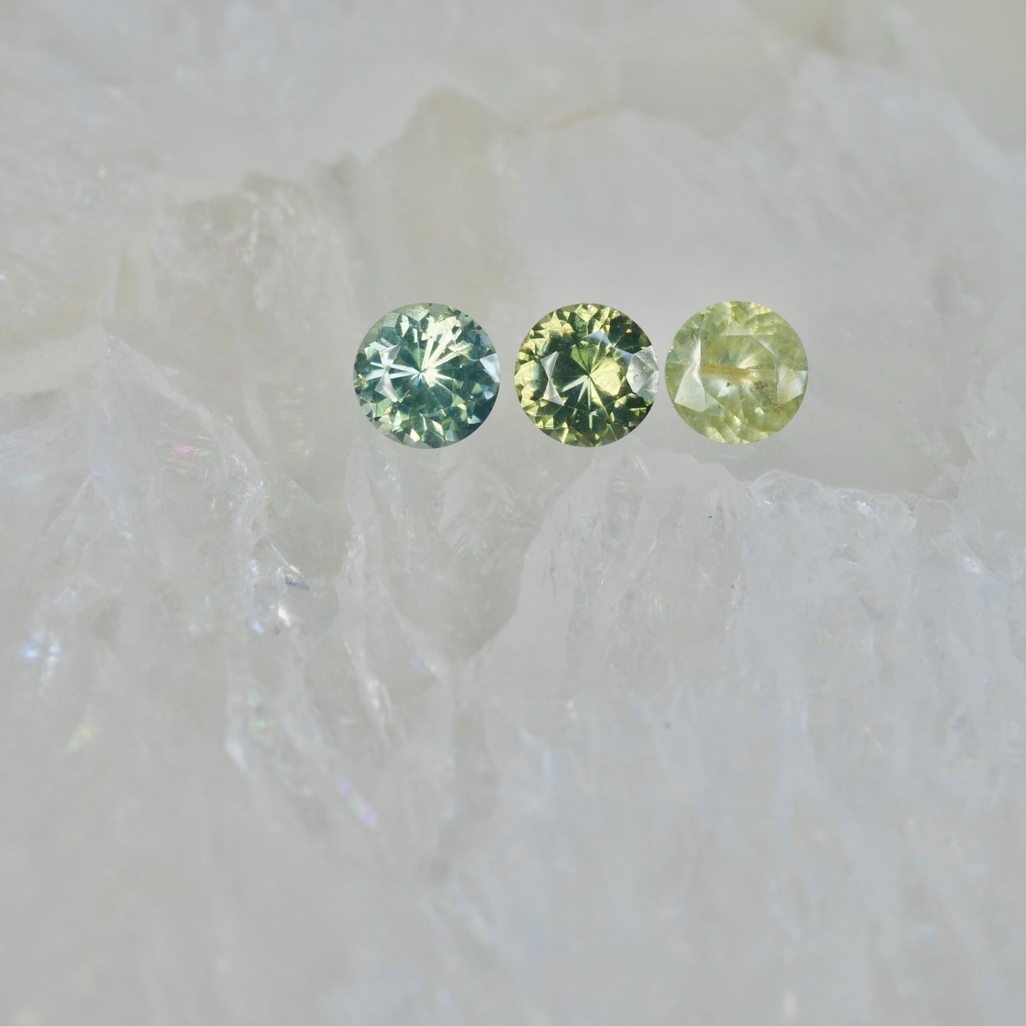 グリーンジルコン 0.25ct ラウンドカット 3.6mm×3.6mm×2.3mm【MJ2855】