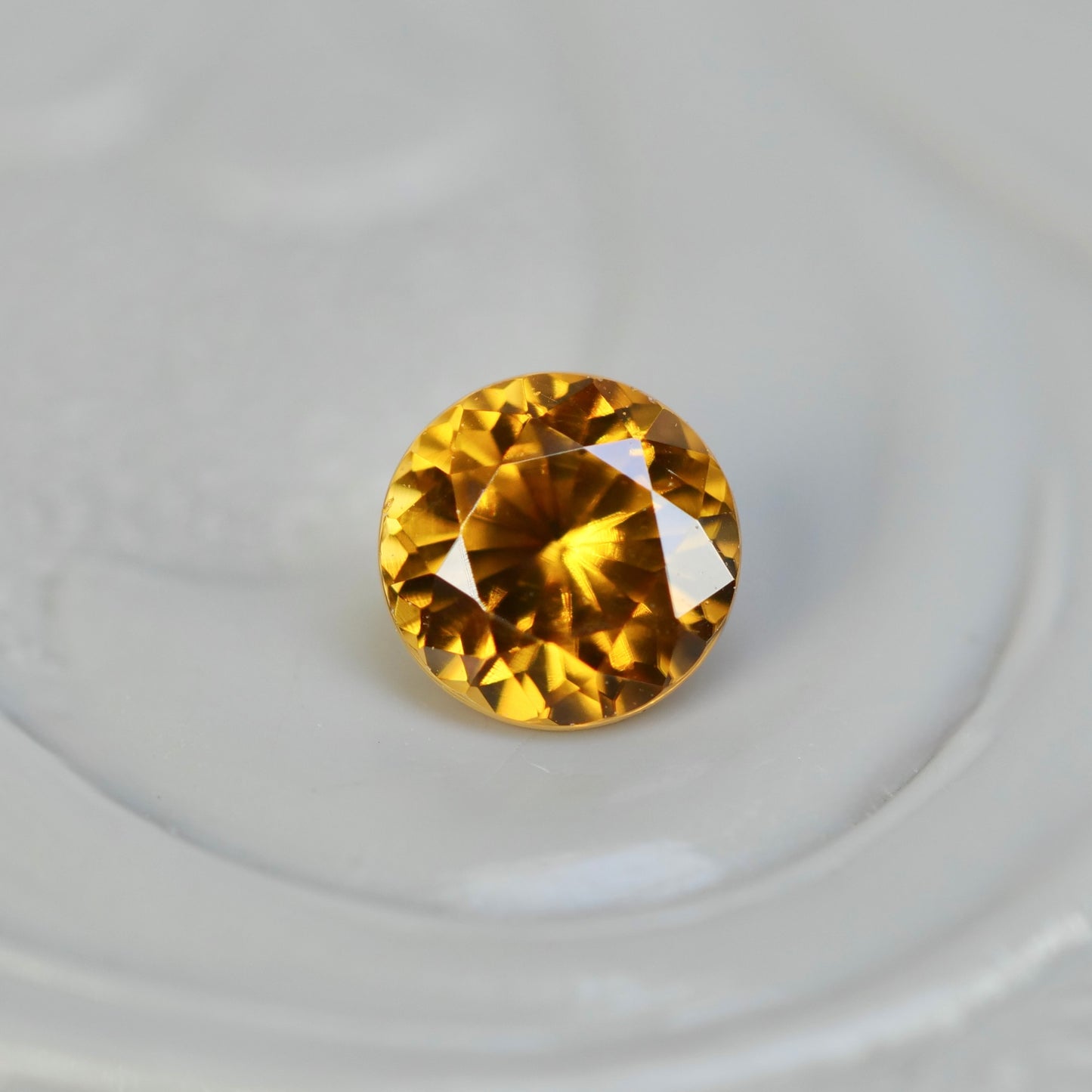 オレンジジルコン 0.30ct ラウンドカット 3.6mm×3.6mm×2.4mm【MJ2851】