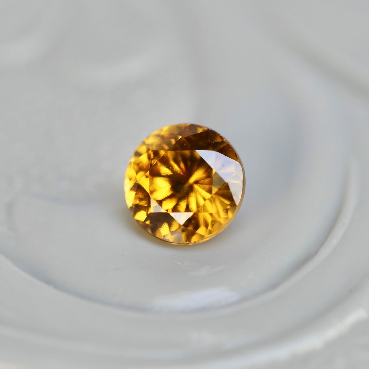 オレンジジルコン 0.30ct ラウンドカット 3.6mm×3.6mm×2.4mm【MJ2851】