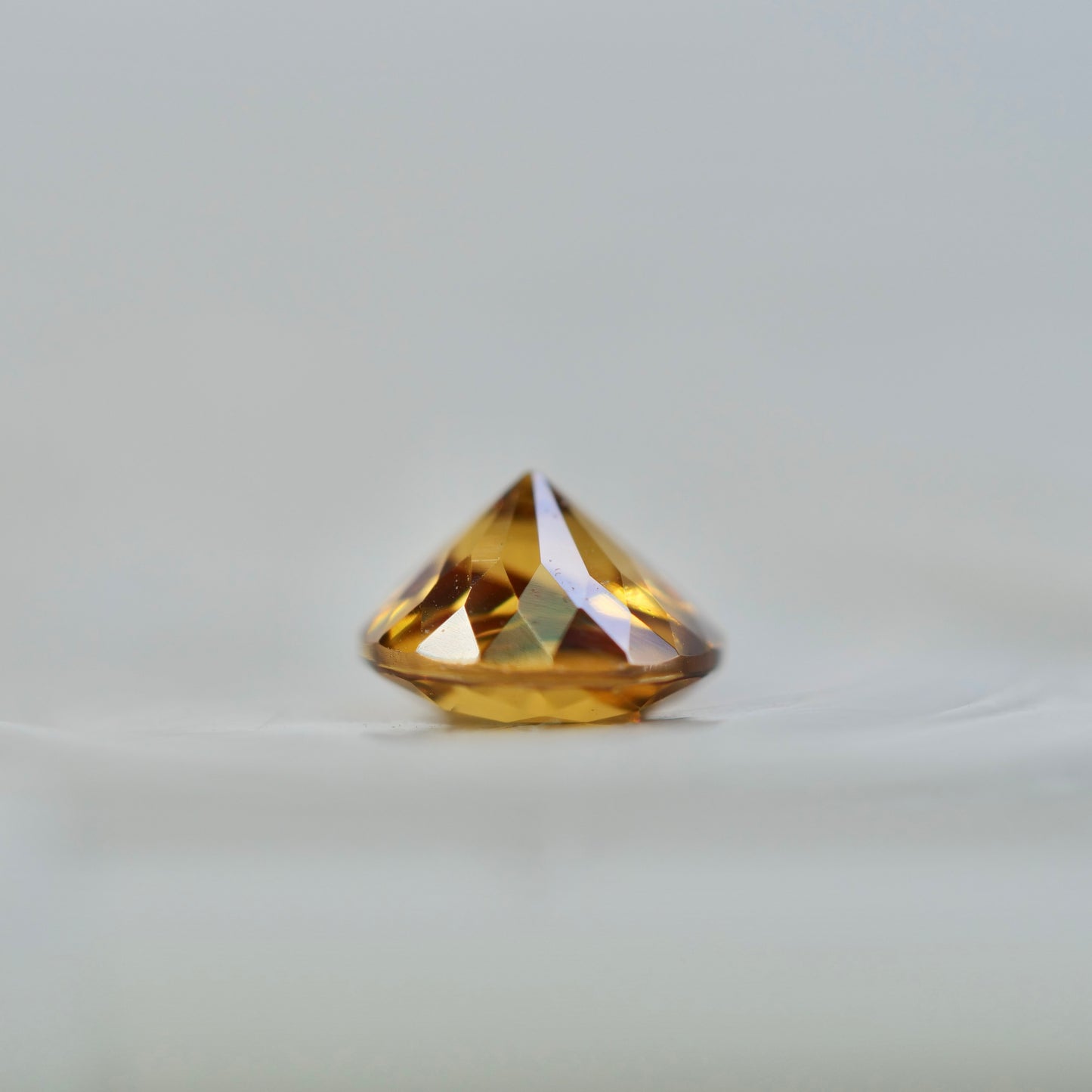 オレンジジルコン 0.30ct ラウンドカット 3.6mm×3.6mm×2.4mm【MJ2851】