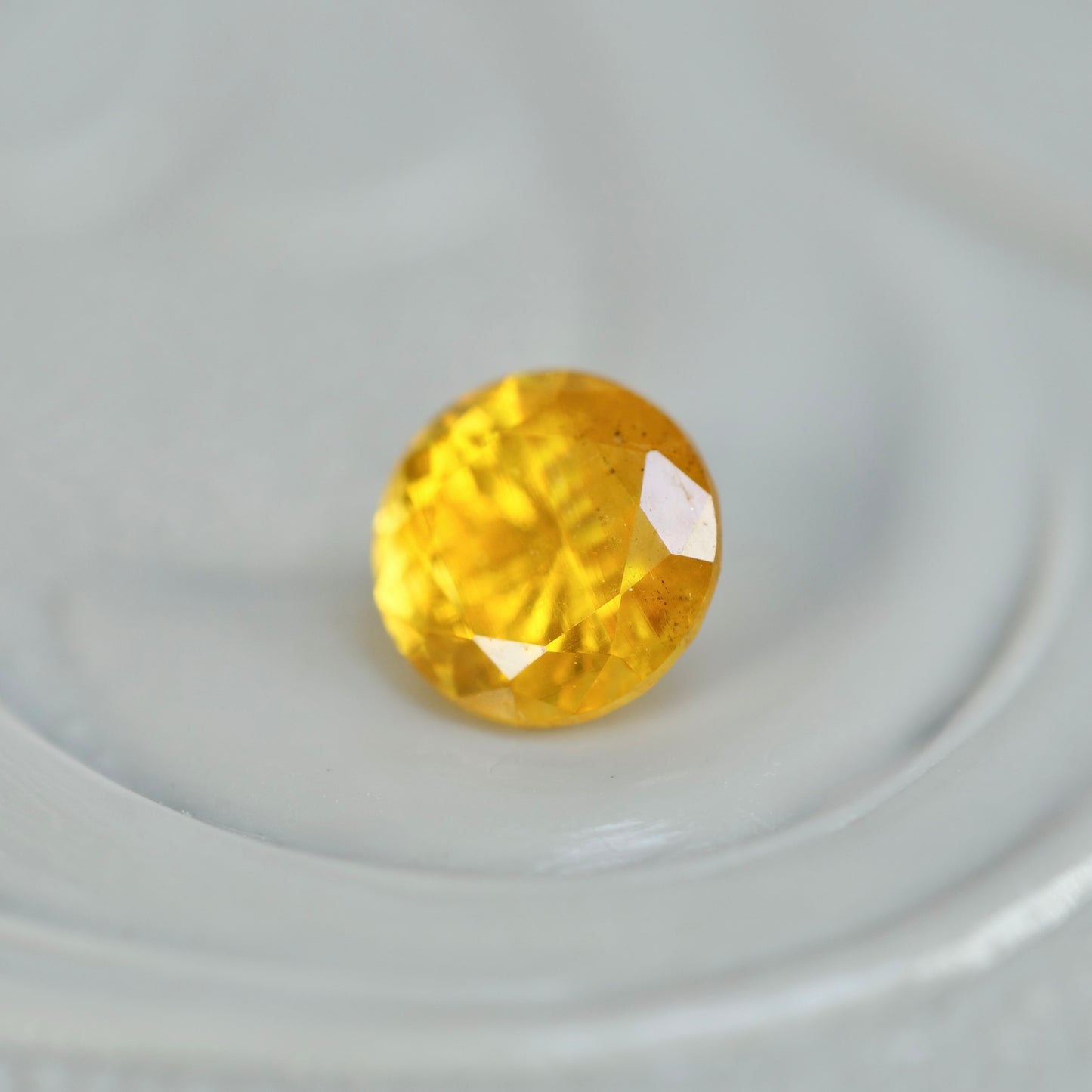 オレンジジルコン 0.25ct ラウンドカット 3.6mm×3.6mm×2.5mm【MJ2852】