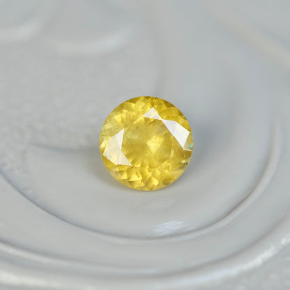イエロージルコン 0.29ct ラウンドカット 3.7mm×3.7mm×2.5mm【MJ2853】