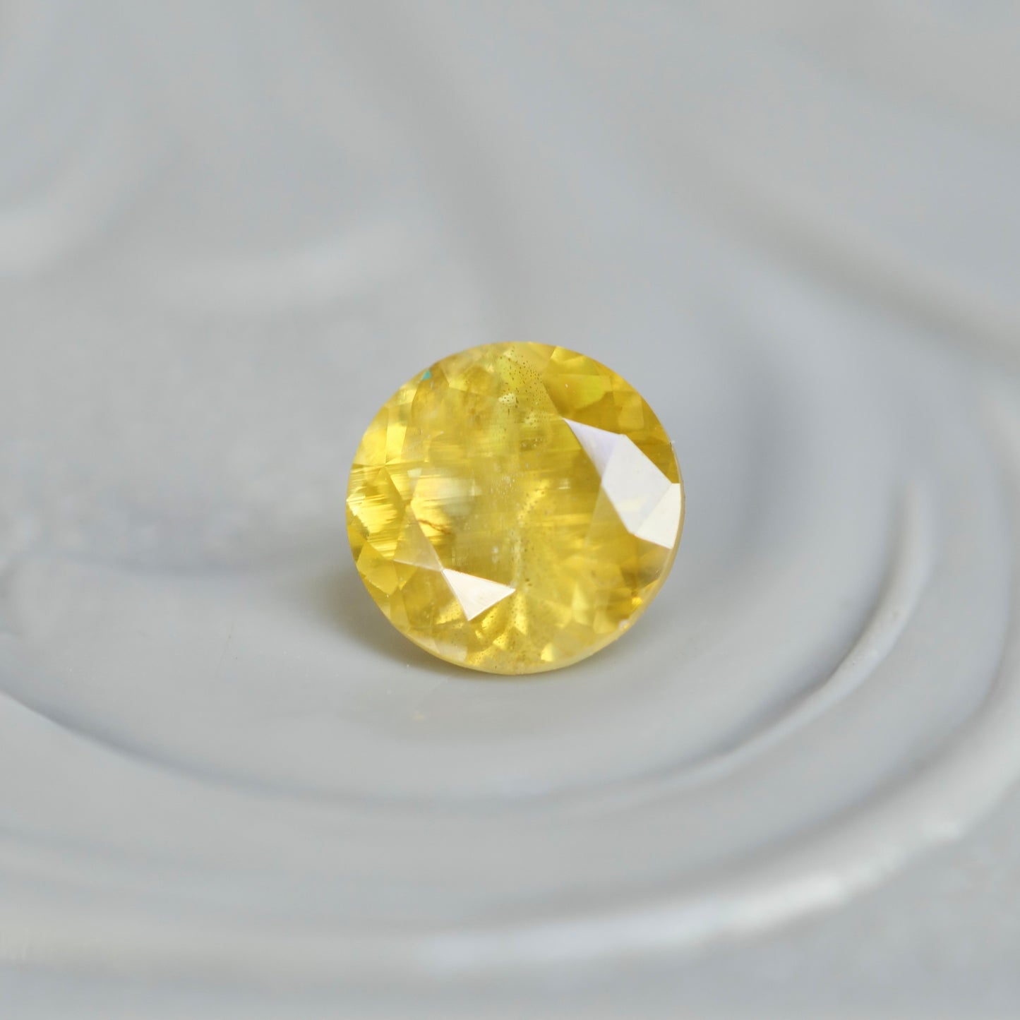 イエロージルコン 0.29ct ラウンドカット 3.7mm×3.7mm×2.5mm【MJ2853】
