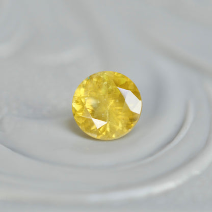 イエロージルコン 0.29ct ラウンドカット 3.7mm×3.7mm×2.5mm【MJ2853】