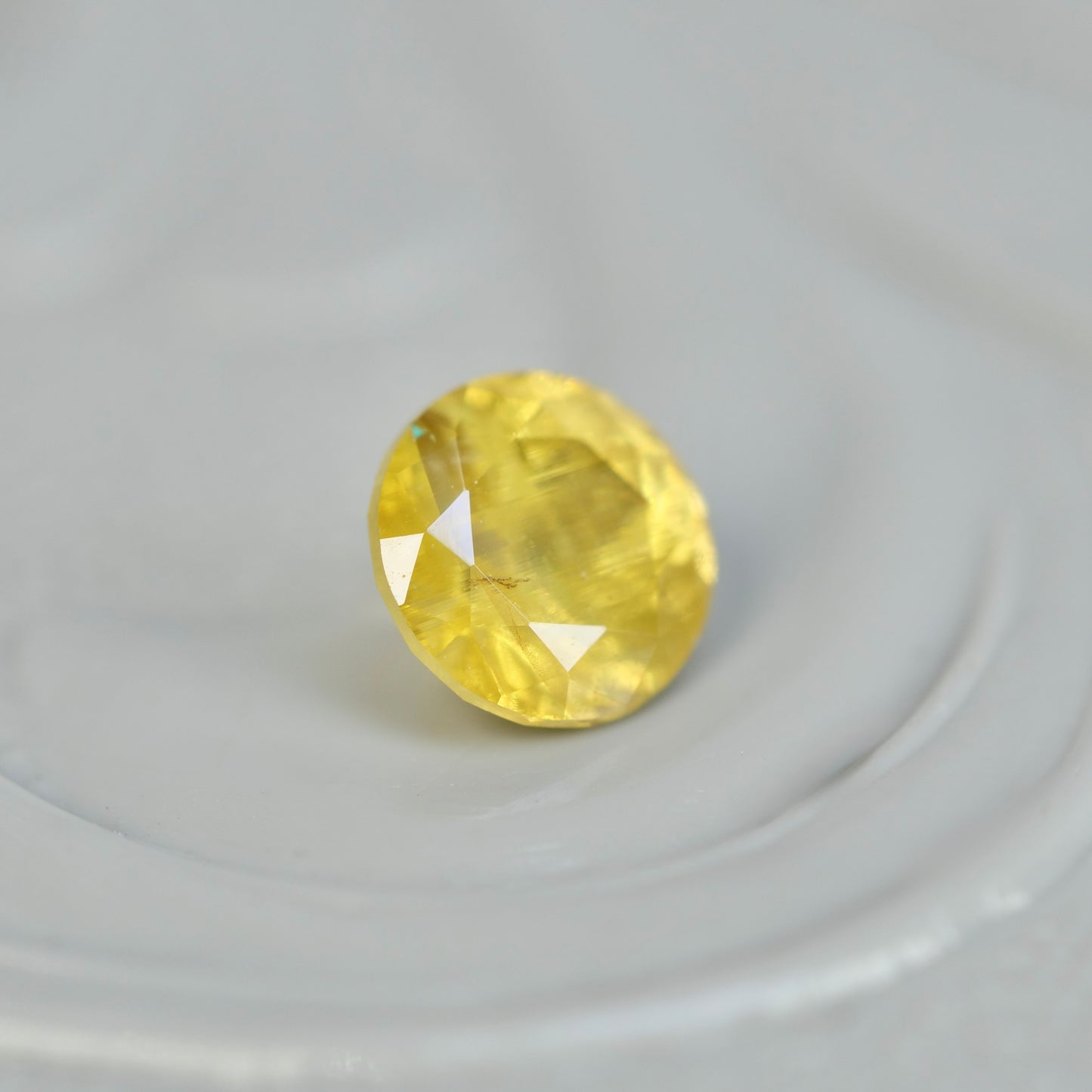 イエロージルコン 0.29ct ラウンドカット 3.7mm×3.7mm×2.5mm【MJ2853】