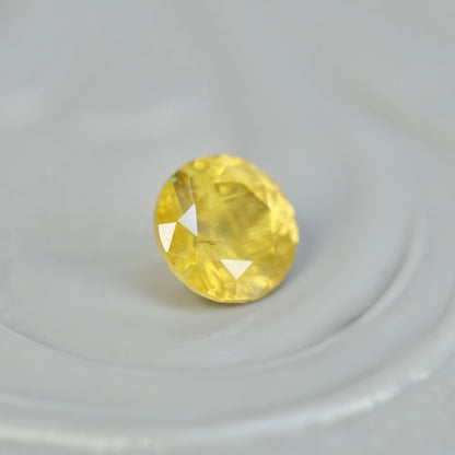 イエロージルコン 0.29ct ラウンドカット 3.7mm×3.7mm×2.5mm【MJ2853】