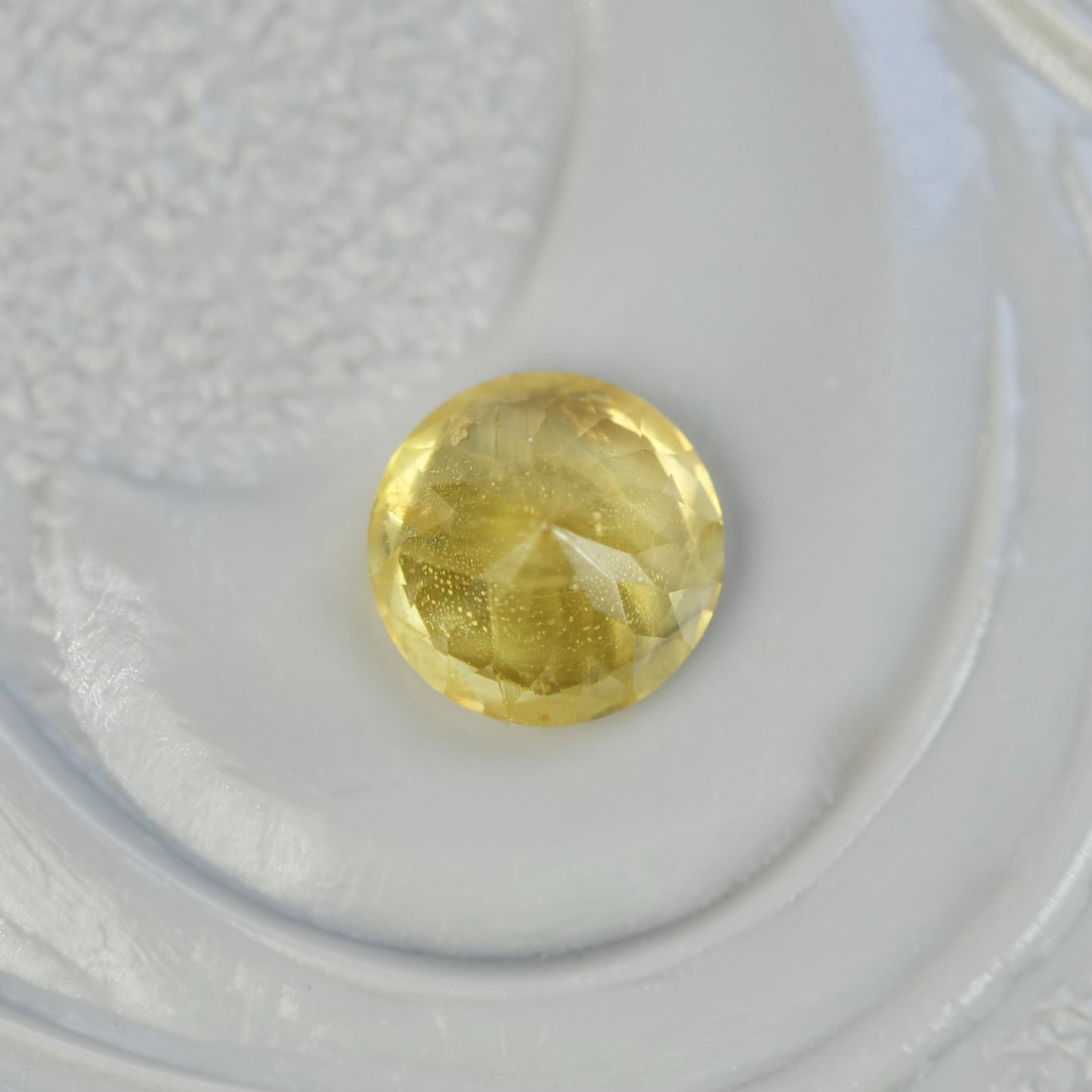 イエロージルコン 0.29ct ラウンドカット 3.7mm×3.7mm×2.5mm【MJ2853】