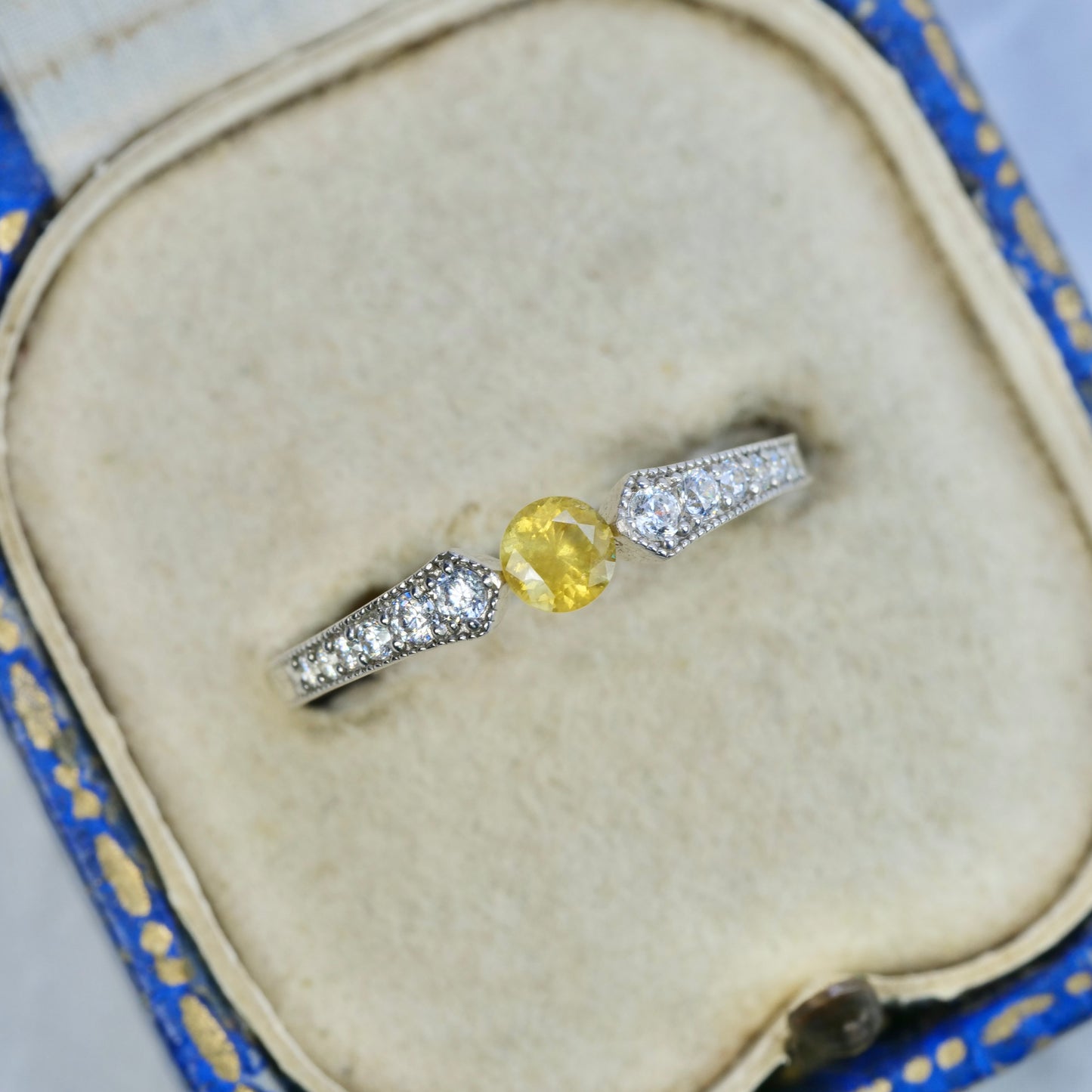 イエロージルコン 0.29ct ラウンドカット 3.7mm×3.7mm×2.5mm【MJ2853】