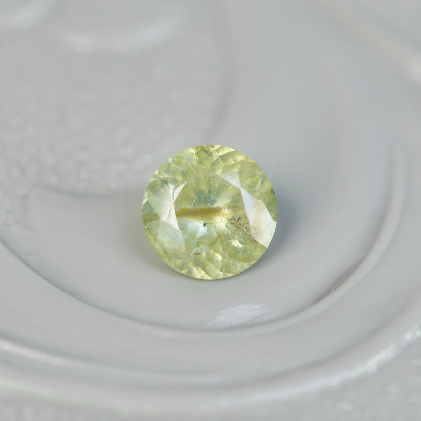 グリーンジルコン 0.22ct ラウンドカット 3.6mm×3.6mm×2.1mm【MJ2854】