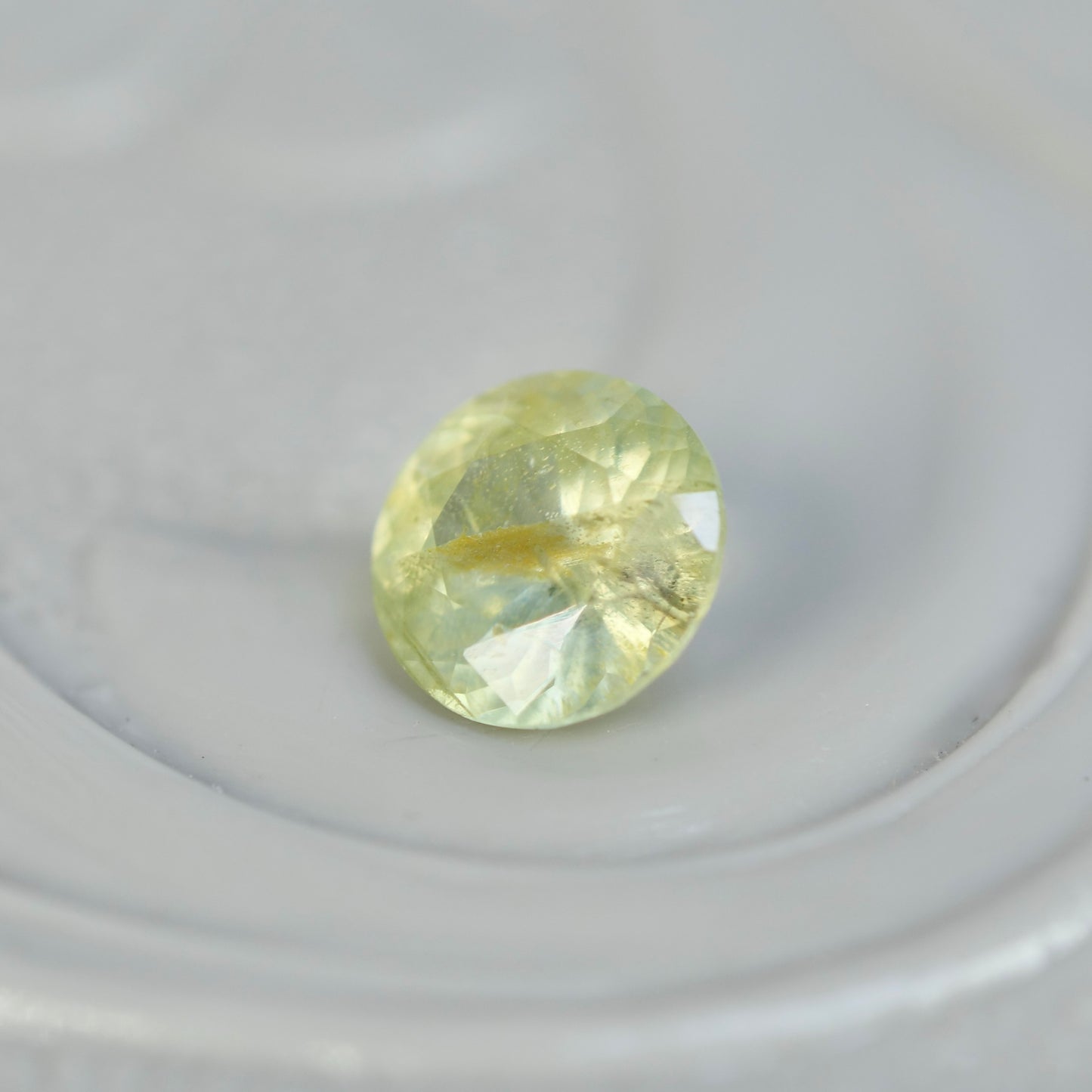 グリーンジルコン 0.22ct ラウンドカット 3.6mm×3.6mm×2.1mm【MJ2854】