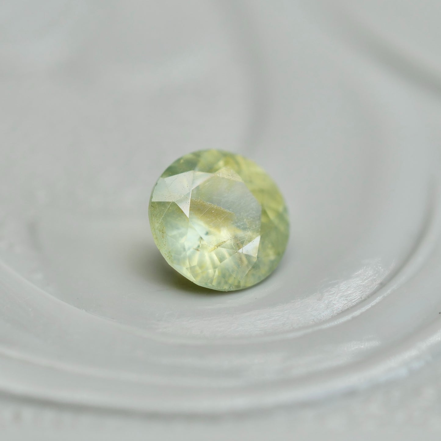 グリーンジルコン 0.22ct ラウンドカット 3.6mm×3.6mm×2.1mm【MJ2854】