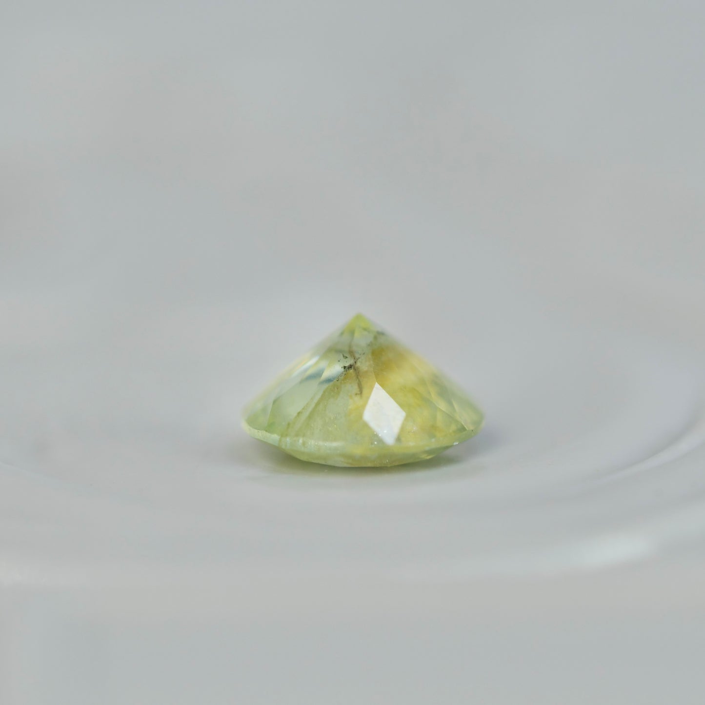 グリーンジルコン 0.22ct ラウンドカット 3.6mm×3.6mm×2.1mm【MJ2854】
