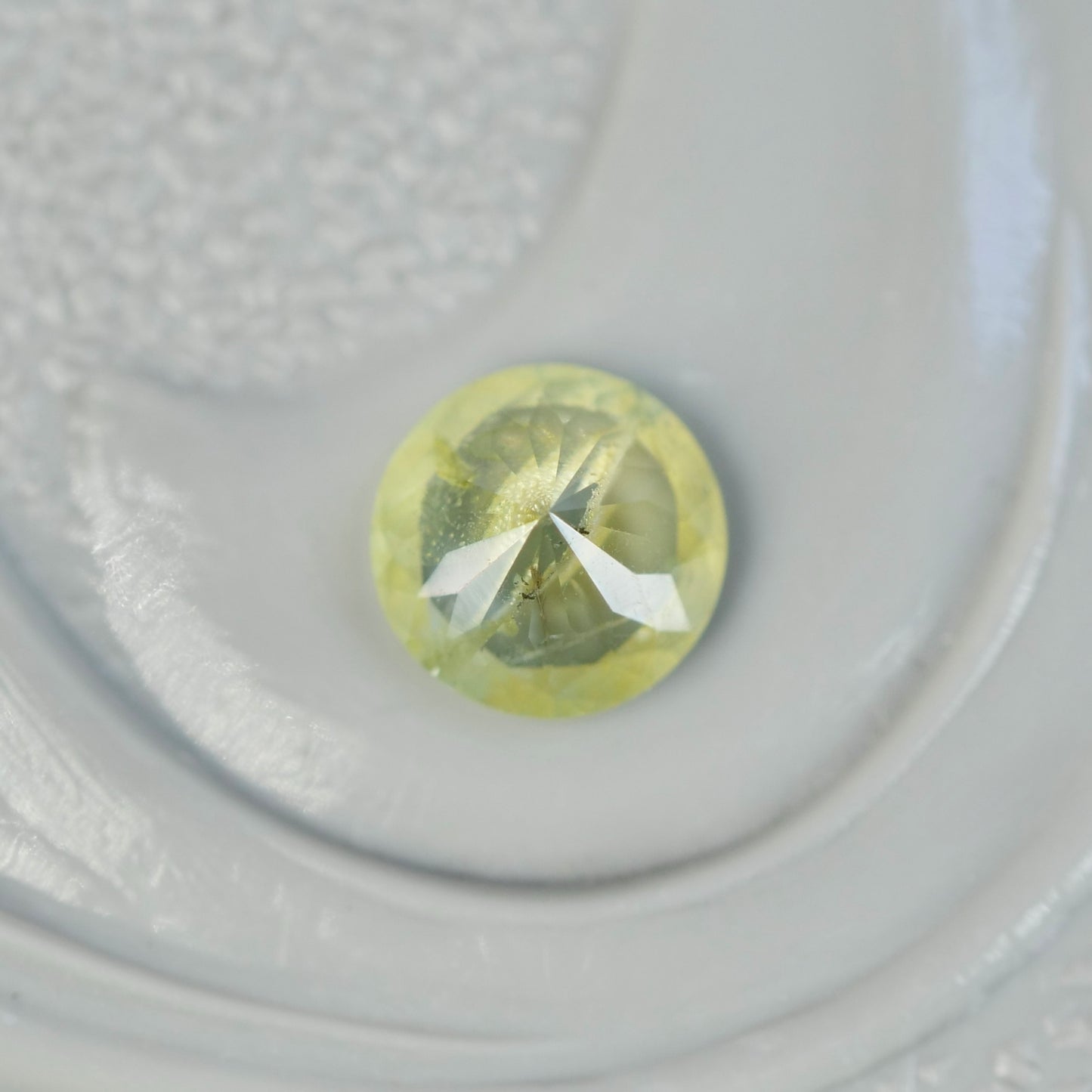 グリーンジルコン 0.22ct ラウンドカット 3.6mm×3.6mm×2.1mm【MJ2854】