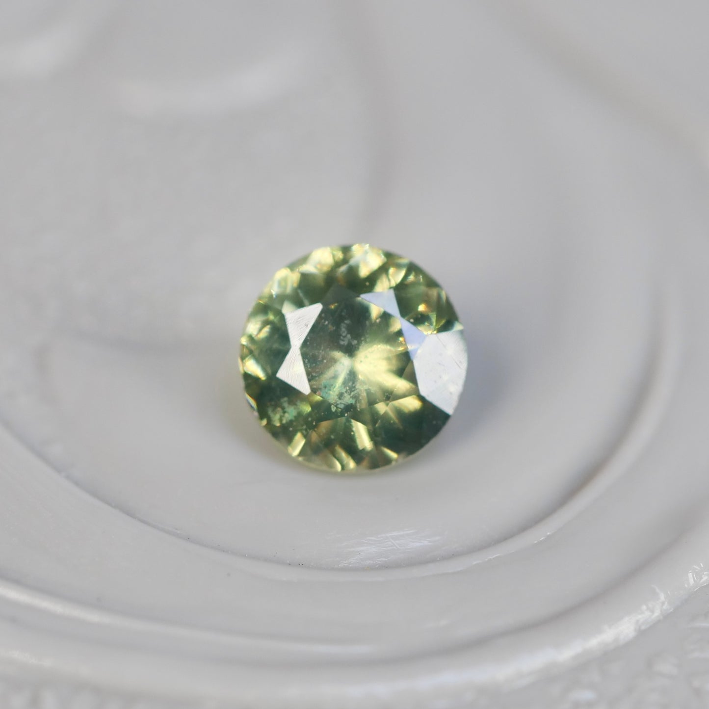 グリーンジルコン 0.25ct ラウンドカット 3.6mm×3.6mm×2.3mm【MJ2855】