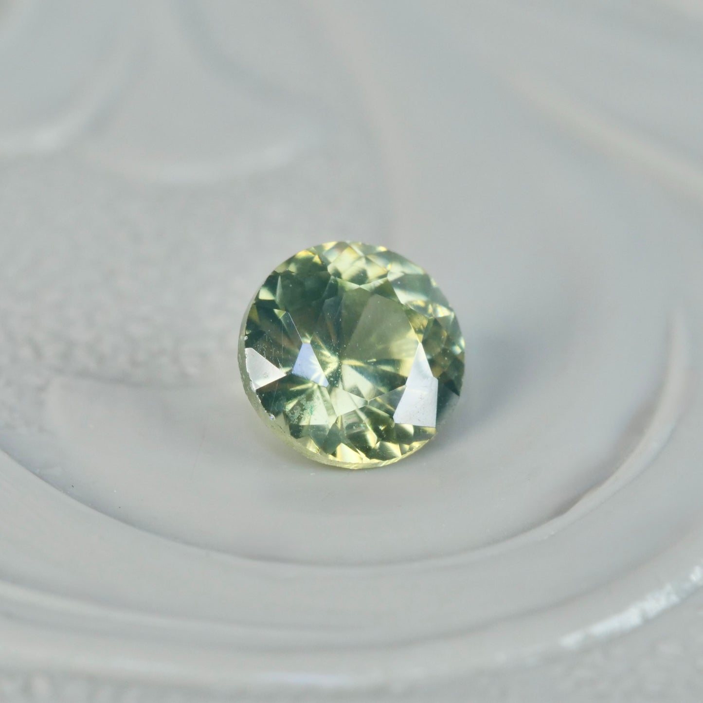 グリーンジルコン 0.25ct ラウンドカット 3.6mm×3.6mm×2.3mm【MJ2855】