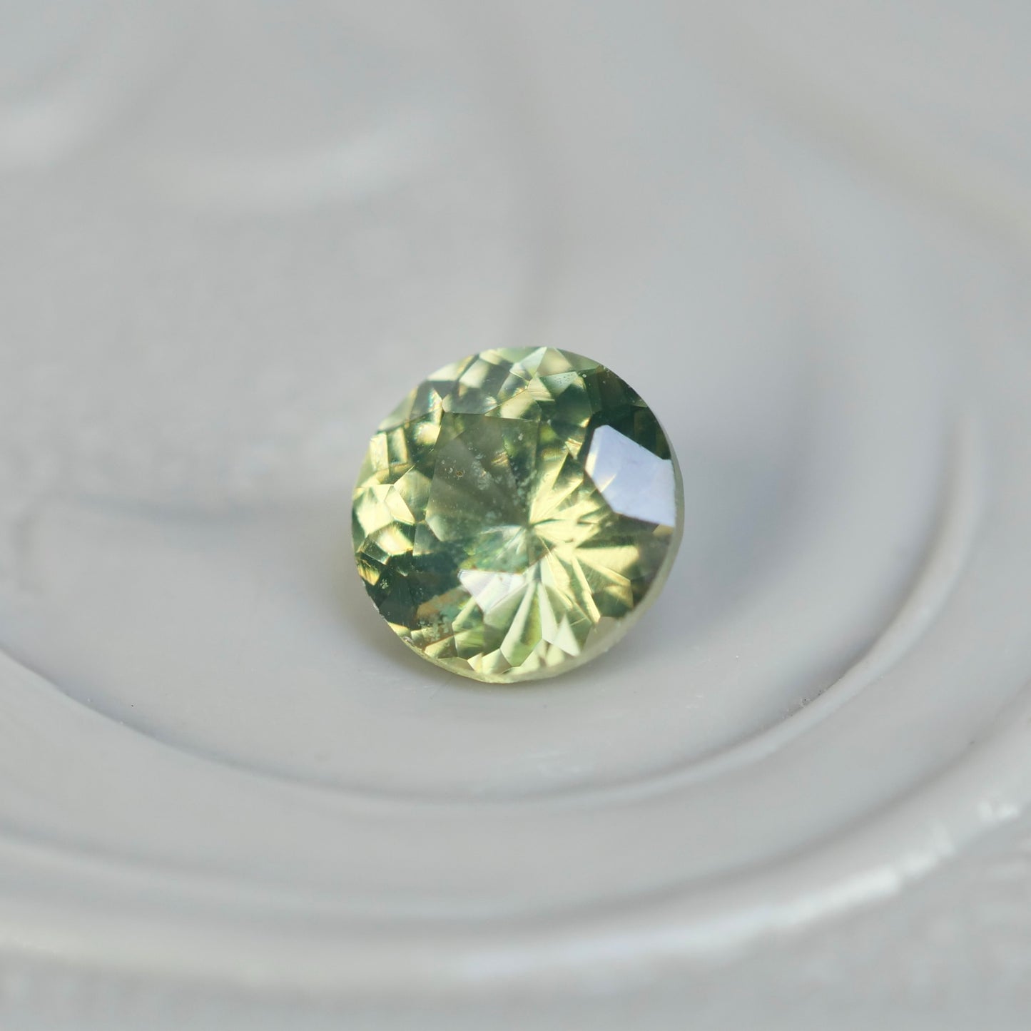 グリーンジルコン 0.25ct ラウンドカット 3.6mm×3.6mm×2.3mm【MJ2855】