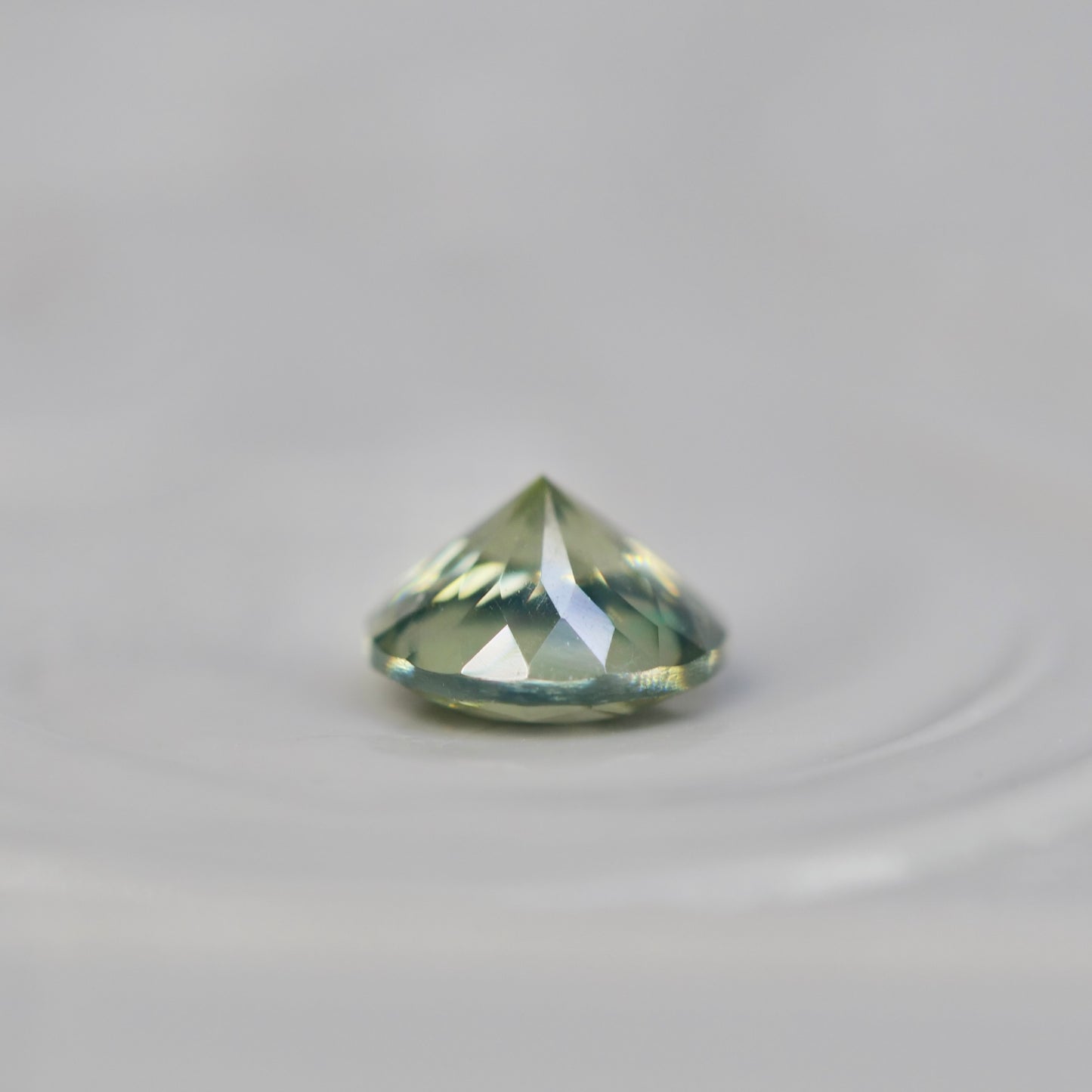 グリーンジルコン 0.25ct ラウンドカット 3.6mm×3.6mm×2.3mm【MJ2855】