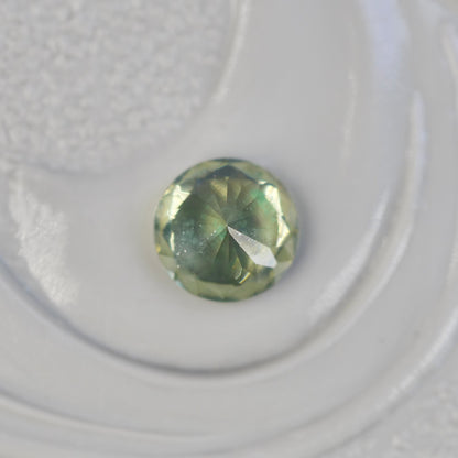 グリーンジルコン 0.25ct ラウンドカット 3.6mm×3.6mm×2.3mm【MJ2855】