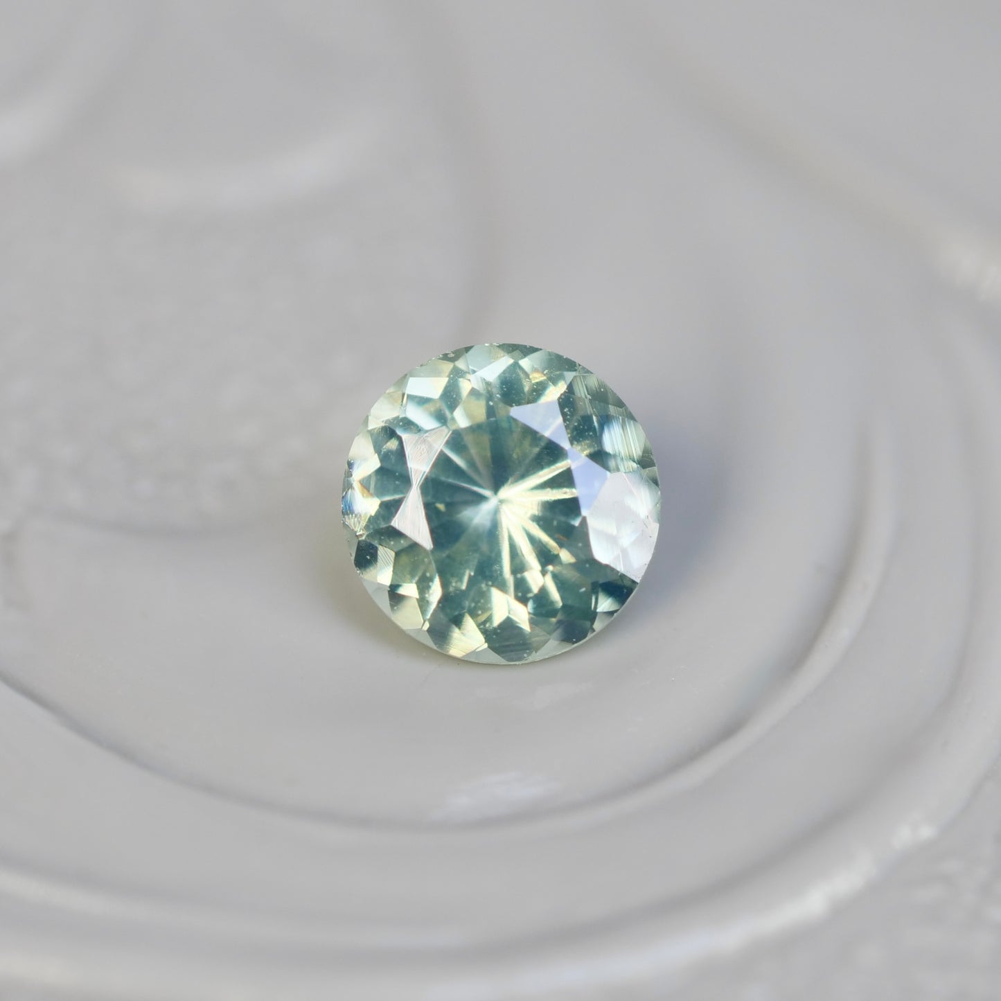 グリーンジルコン 0.26ct ラウンドカット 3.7mm×3.7mm×2.4mm【MJ2856】