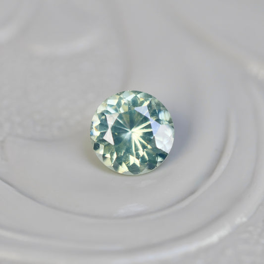 グリーンジルコン 0.26ct ラウンドカット 3.7mm×3.7mm×2.4mm【MJ2856】