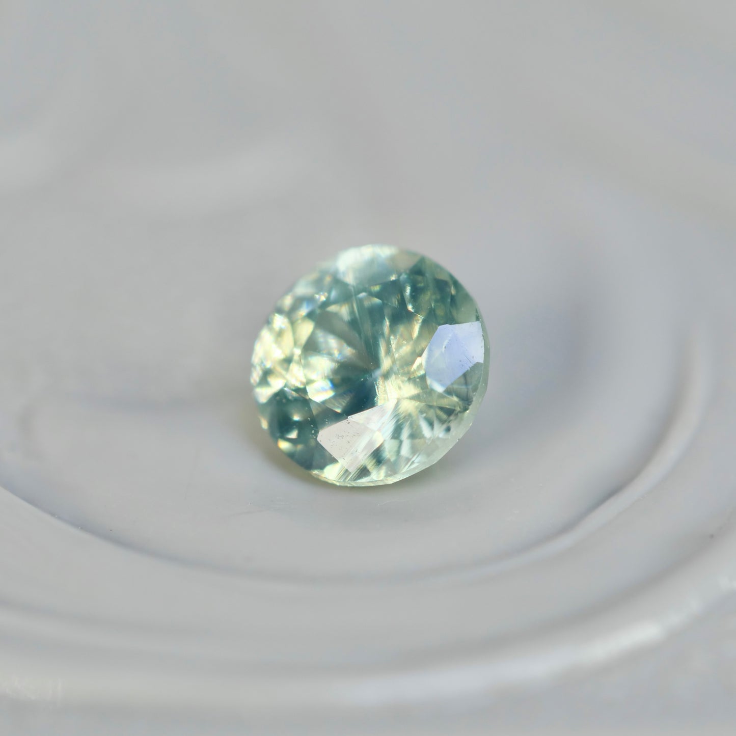 グリーンジルコン 0.26ct ラウンドカット 3.7mm×3.7mm×2.4mm【MJ2856】