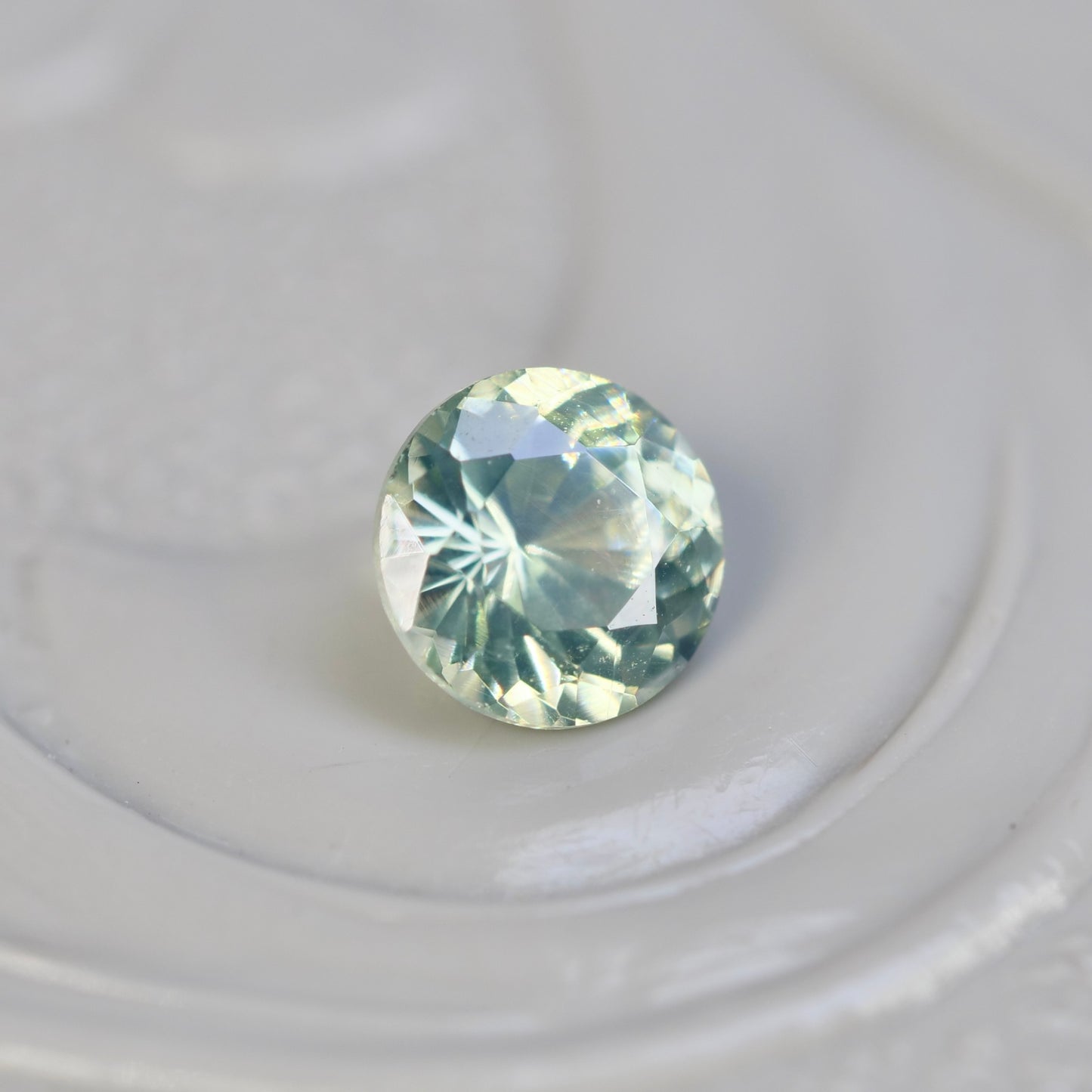 グリーンジルコン 0.26ct ラウンドカット 3.7mm×3.7mm×2.4mm【MJ2856】