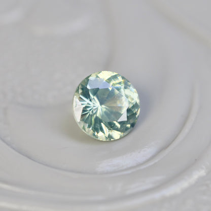 グリーンジルコン 0.26ct ラウンドカット 3.7mm×3.7mm×2.4mm【MJ2856】