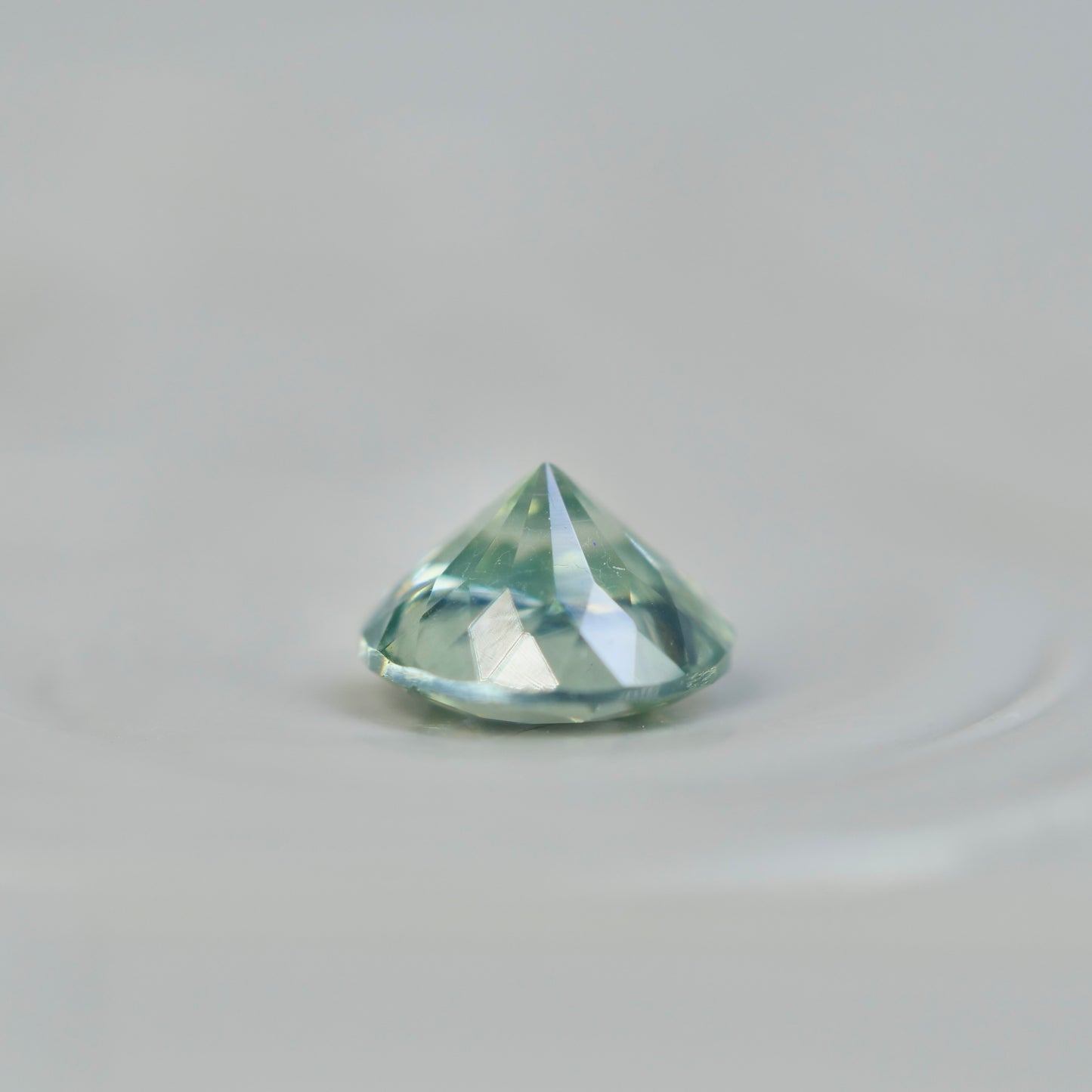 グリーンジルコン 0.26ct ラウンドカット 3.7mm×3.7mm×2.4mm【MJ2856】