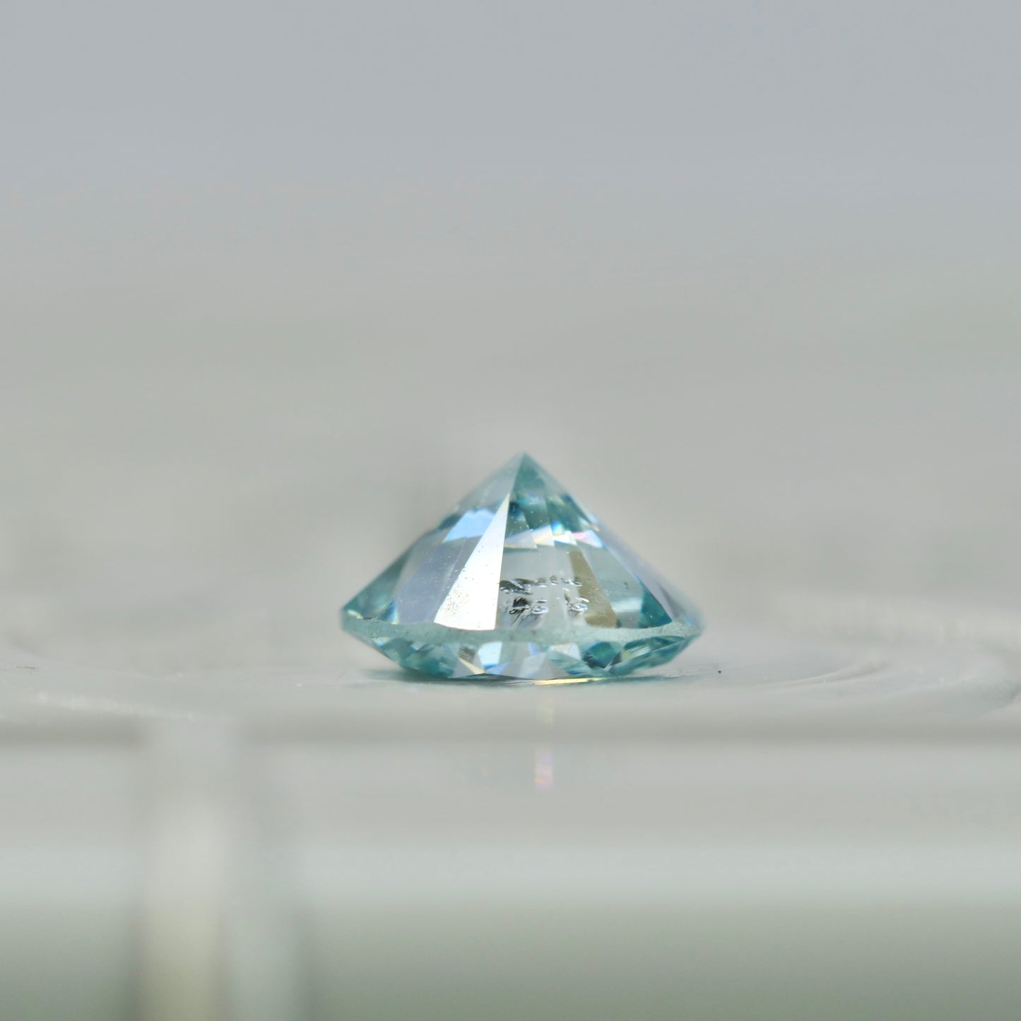 アイスブルーダイヤモンド 0.52ct ラウンドブリリアントカット 5.1mm×5.2mm×3.0mm【MJ2932】